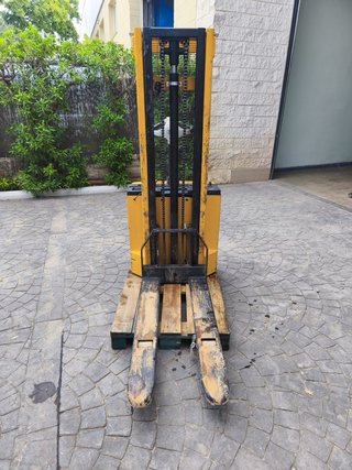 Apilador eléctrico averiado
