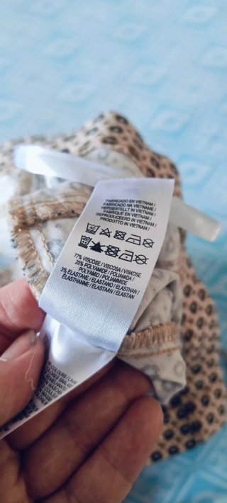 Pantalón pitillo estampado mujer
