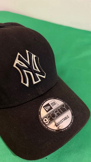 Cappello New Era NY nero 9FORTY regolabile