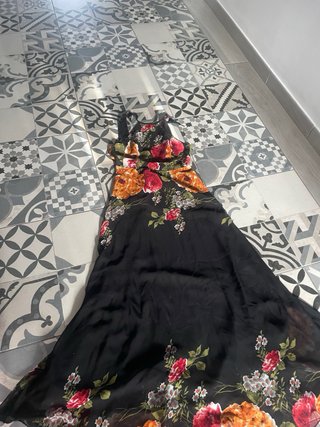 Vestido largo estampado floral y vestido negro
