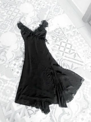 Vestido largo estampado floral y vestido negro