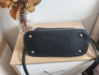 Bolso negro con cremallera