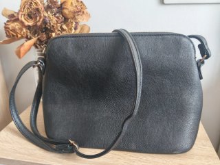 Bolso negro con cremallera