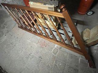 Barandilla de madera para escaleras.