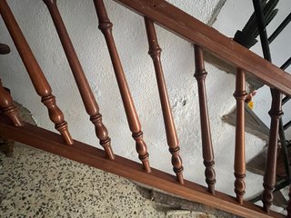 Barandilla de madera para escaleras.