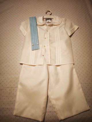 Traje de ceremonia blanco y azul
