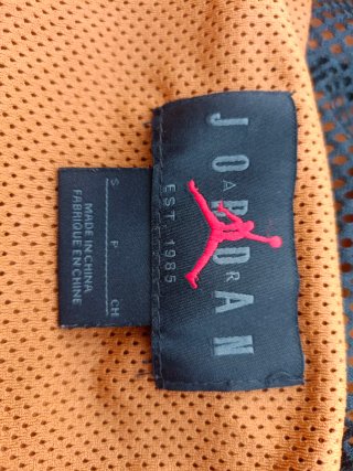Chaqueta canguro Nike Jordan negra y Marrón claro.