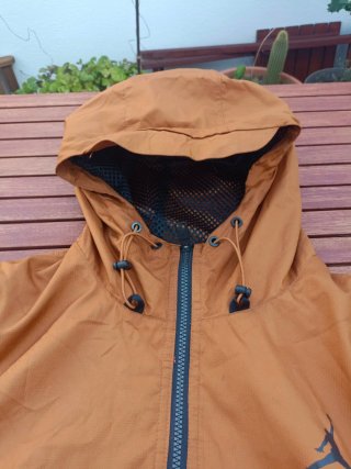 Chaqueta canguro Nike Jordan negra y Marrón claro.