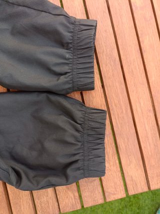 Chaqueta canguro Nike Jordan negra y Marrón claro.