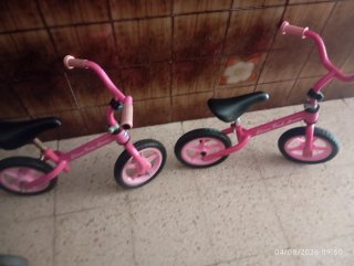 Bicicleta de equilibrio rosa para bebé