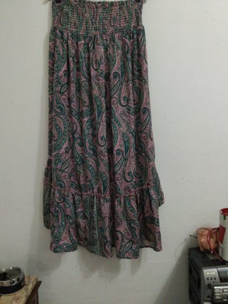 Falda larga estampada corta delante larga detras