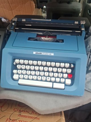 Máquina de escribir Olivetti Studio 46 azul