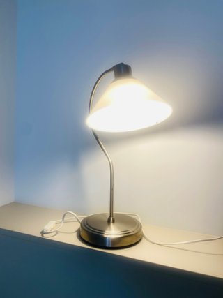 Lámpara de mesa Ikea plateada y blanca