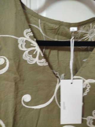 Camiseta bordada floral verde