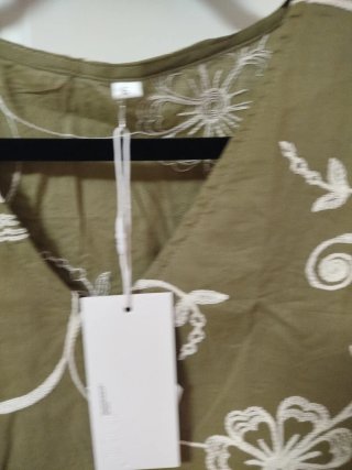 Camiseta bordada floral verde