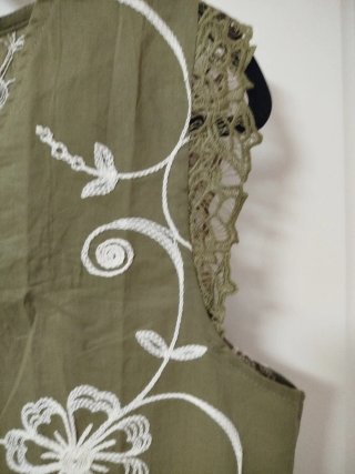 Camiseta bordada floral verde