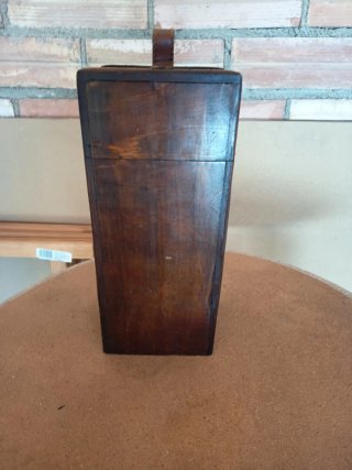 Caja de madera y cuero marrón