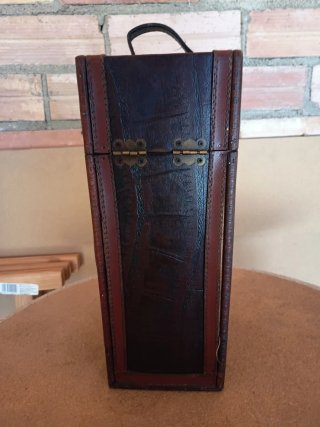 Caja de madera y cuero marrón
