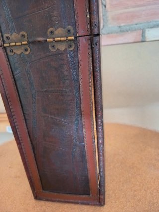 Caja de madera y cuero marrón