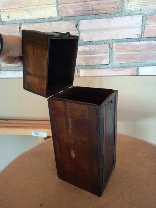 Caja de madera y cuero marrón