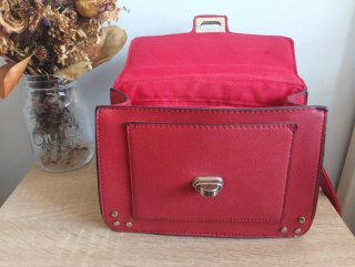 Bolso rojo con tachuelas