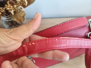 Bolso rojo con tachuelas