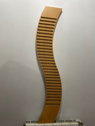 Porta CD de madera curvo