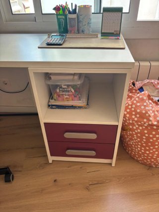 Escritorio blanco y silla