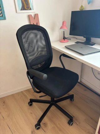 Escritorio blanco y silla