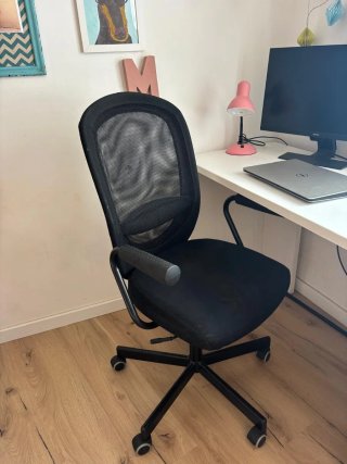 Escritorio blanco y silla