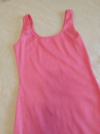 Vestido rosa y neceser rayas