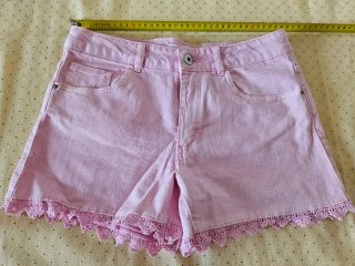 Pantalón corto rosa con encaje