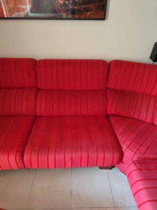 Sofá chaiselongue rojo de tela