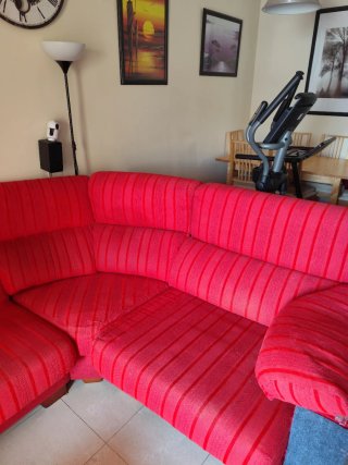 Sofá chaiselongue rojo de tela
