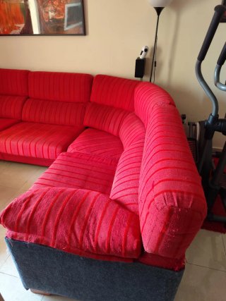 Sofá chaiselongue rojo de tela