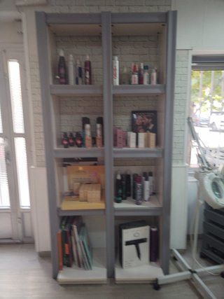 Estantería modular gris y blanca