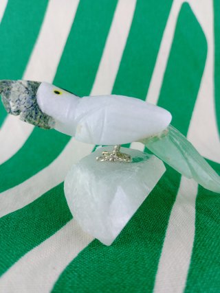 Cacatúa de mineral natural