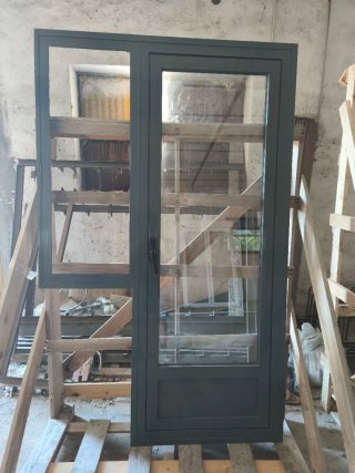 Puerta con cristal y marco gris RAL7011