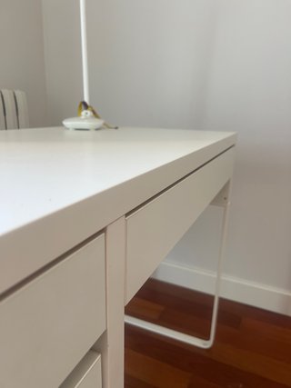 Escritorio blanco con cajón