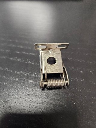 Clip metálico con muelle. 1.000 ud