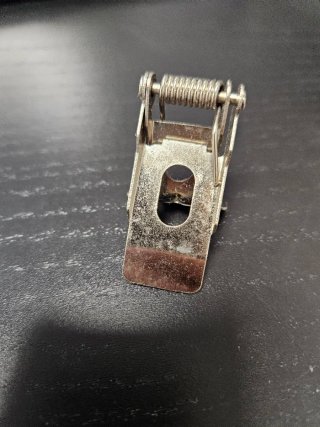Clip metálico con muelle. 1.000 ud