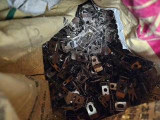 Clip metálico con muelle. 1.000 ud