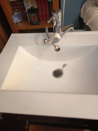 Mueble de baño con lavabo y grifo