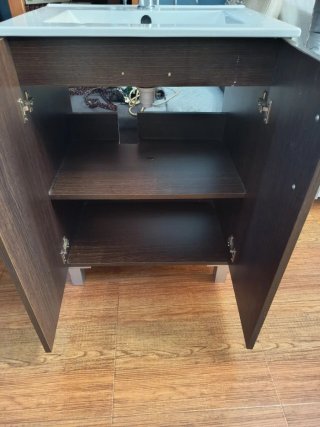 Mueble de baño con lavabo y grifo