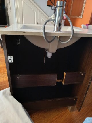 Mueble de baño con lavabo y grifo