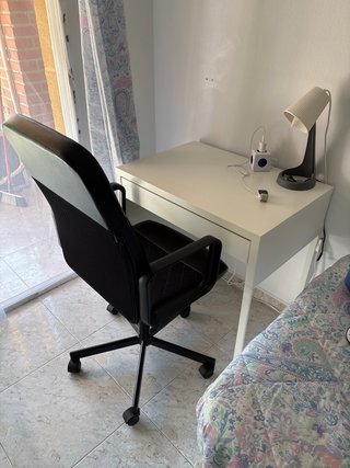 Escritorio blanco con cajón y silla