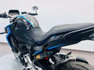 BMW F900R Naked Negra y Azul