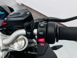 BMW F900R Naked Negra y Azul