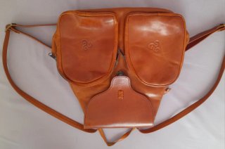Mochila de piel naranja