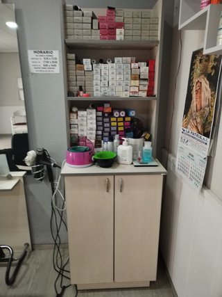 Estantería de madera y plástico